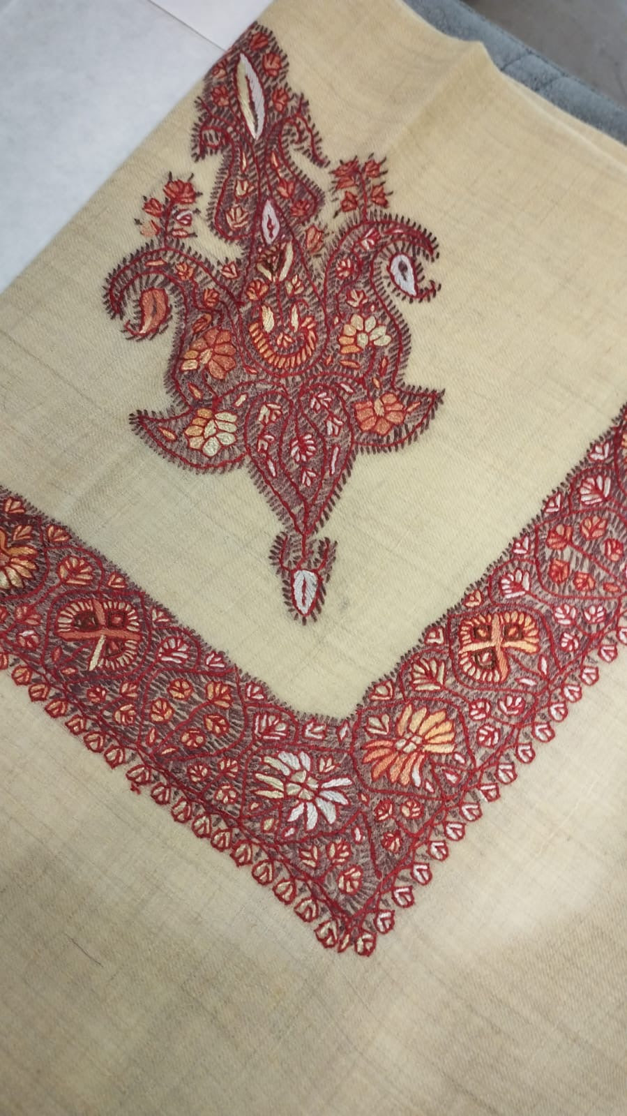 Karkadeh Kashmiri pashmina ghutra corner seen on the diagonal, the border meeting in a point below the motif