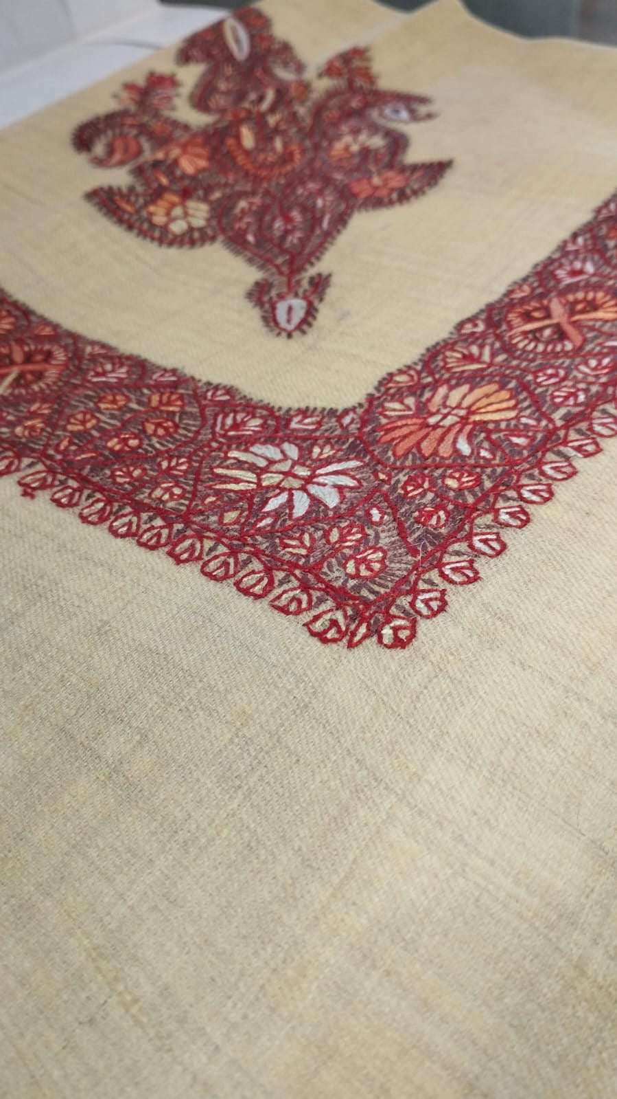 Close-up of the Karkadeh Kashmiri pashmina ghutra corner motif and sozni border