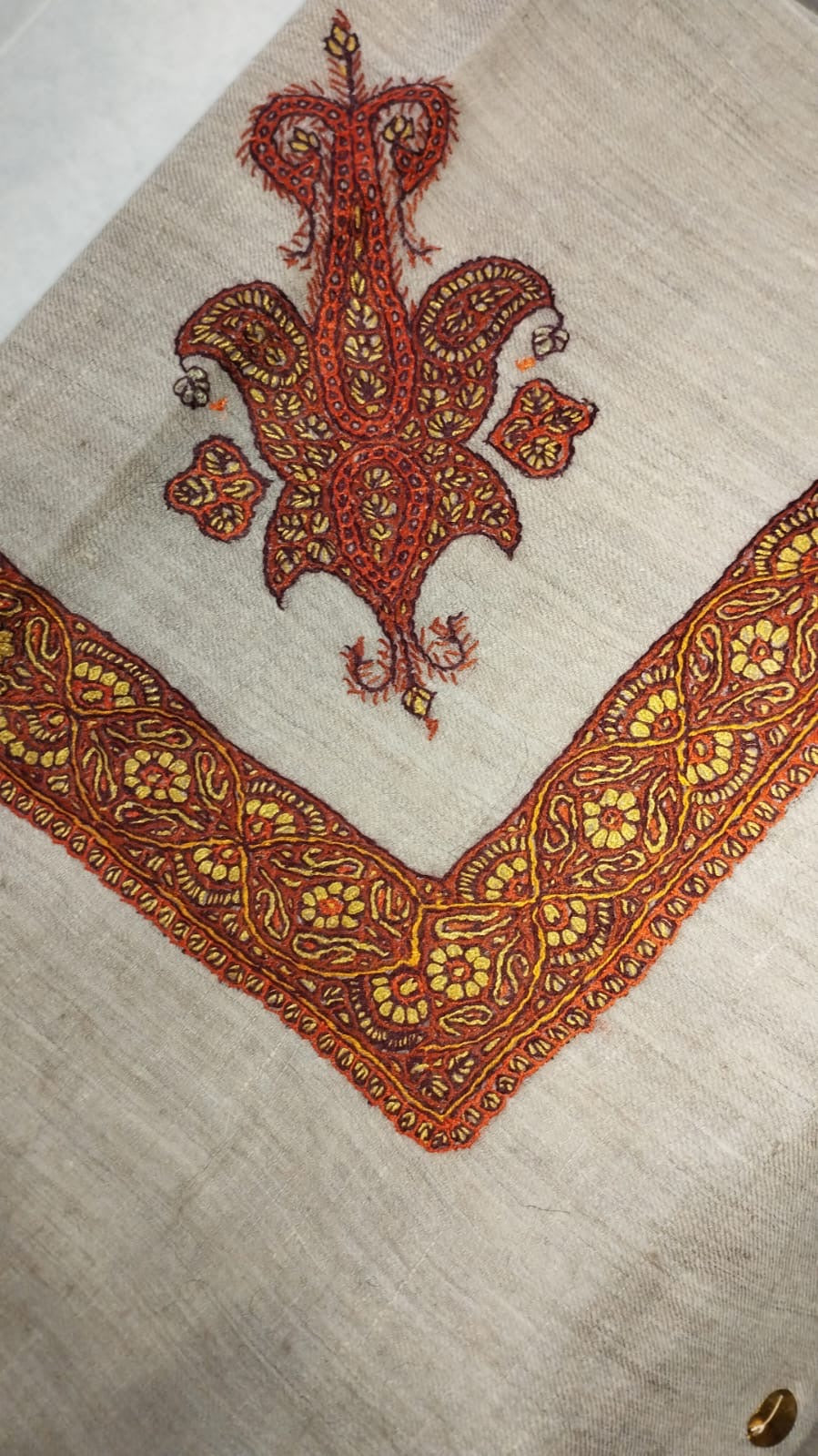 Dahna Kashmiri pashmina ghutra corner seen on the diagonal, the border meeting in a point below the motif