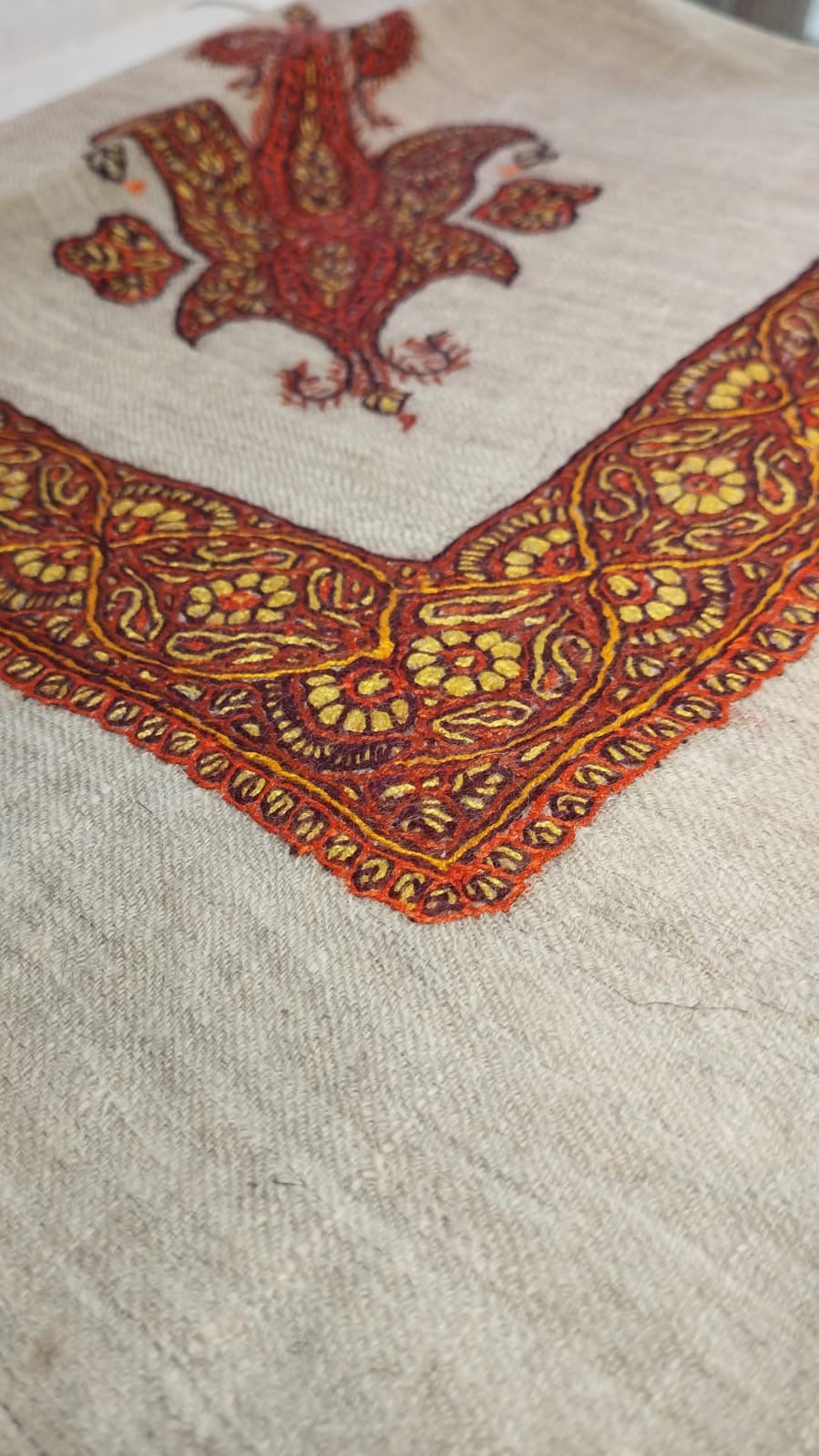 Close-up of the Dahna Kashmiri pashmina ghutra corner motif and sozni border