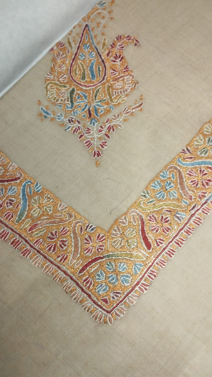 Dinar Kashmiri pashmina ghutra corner seen on the diagonal, the border meeting in a point below the motif