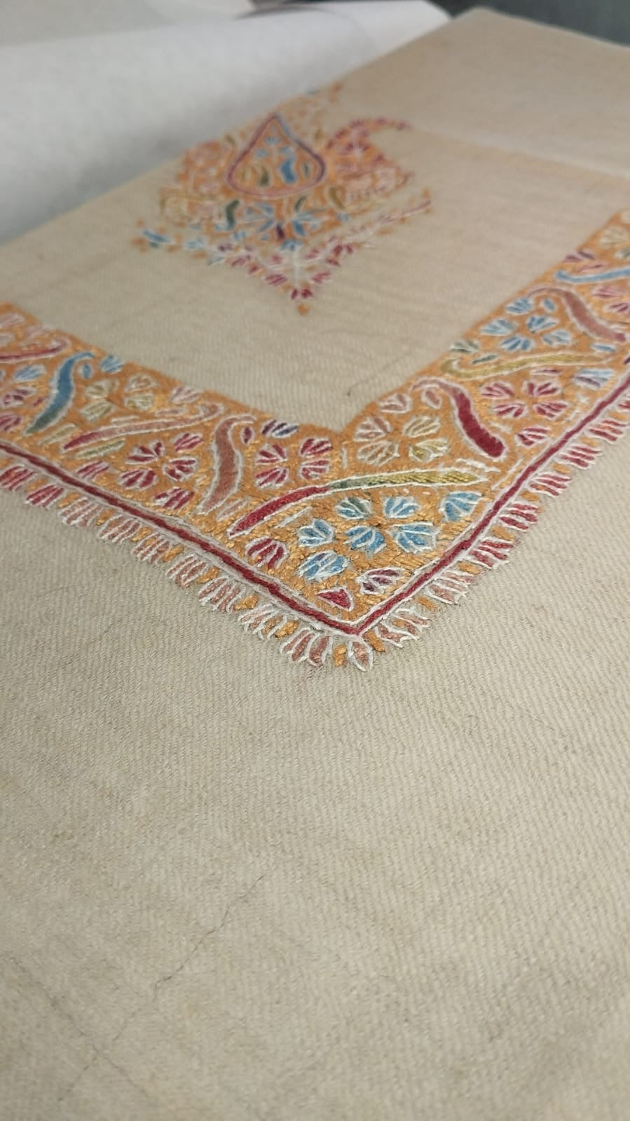 Close-up of the Dinar Kashmiri pashmina ghutra corner motif and sozni border