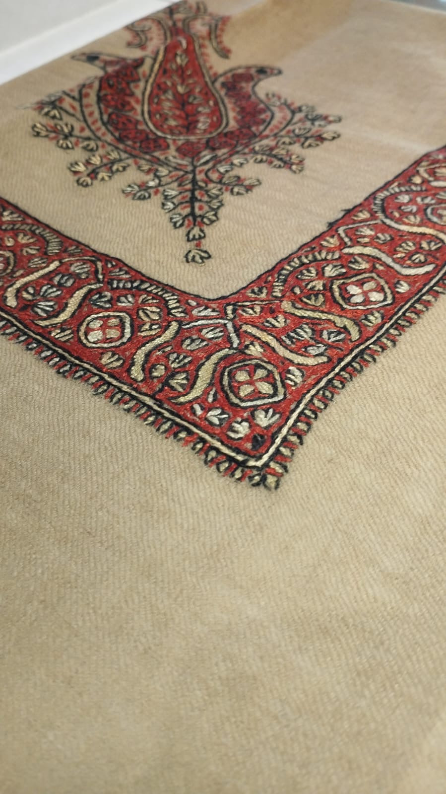 Close-up of the Sadu Kashmiri pashmina ghutra corner motif and sozni border