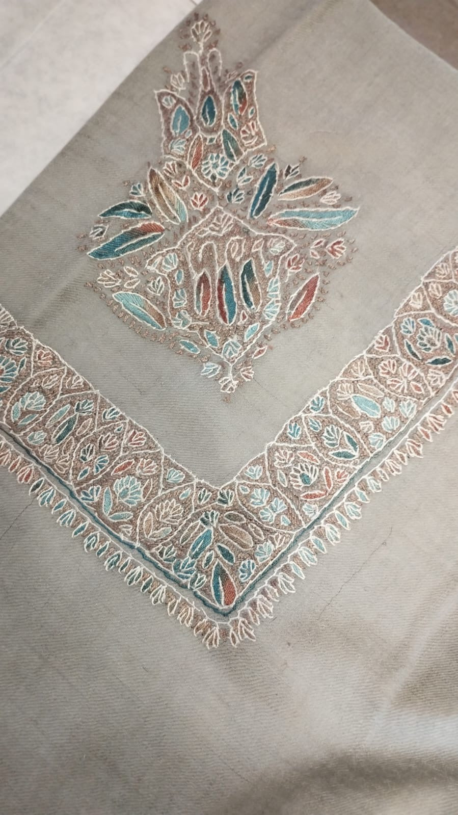 Hilal Kashmiri pashmina ghutra corner seen on the diagonal, the border meeting in a point below the motif