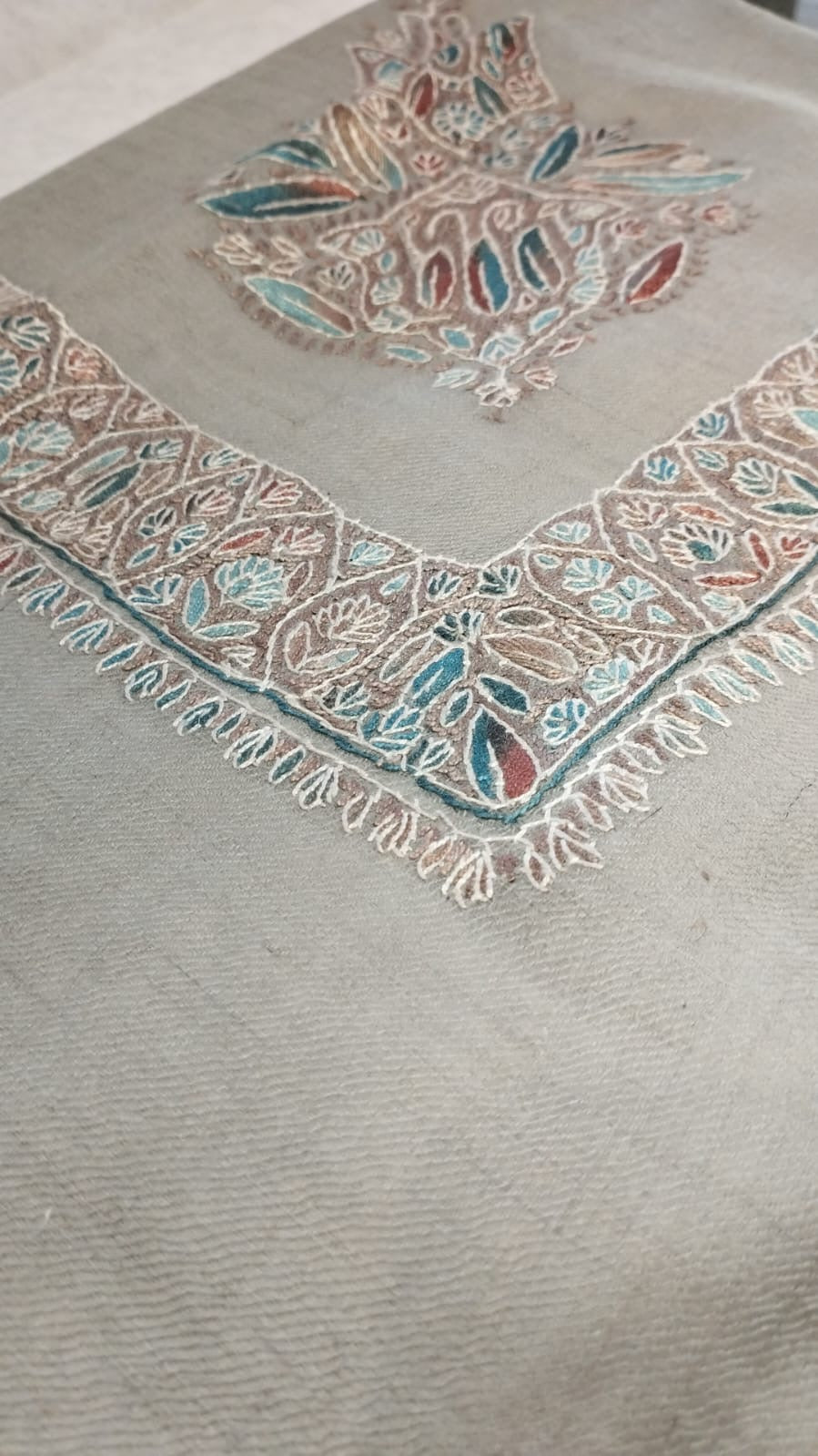 Close-up of the Hilal Kashmiri pashmina ghutra corner motif and sozni border