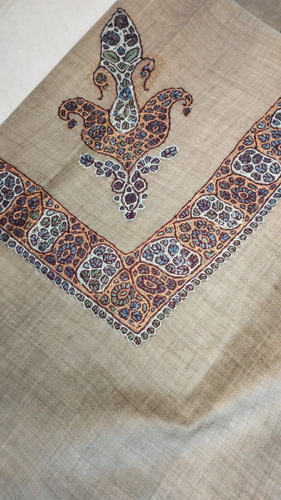 Tuhfa Kashmiri pashmina ghutra corner seen on the diagonal, the border meeting in a point below the motif
