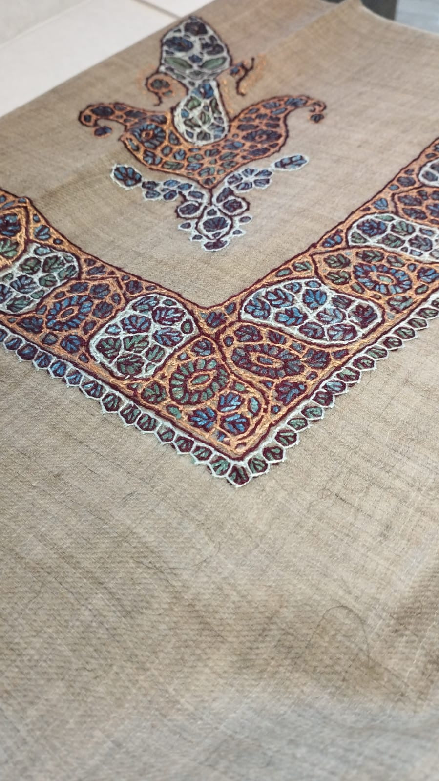 Close-up of the Tuhfa Kashmiri pashmina ghutra corner motif and sozni border