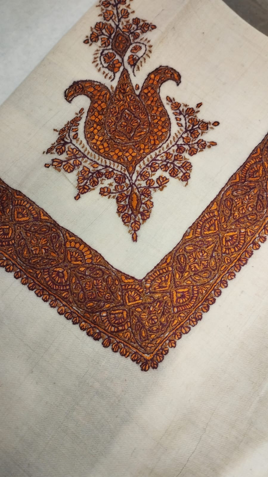 Dallah Kashmiri pashmina ghutra corner seen on the diagonal, the border meeting in a point below the motif