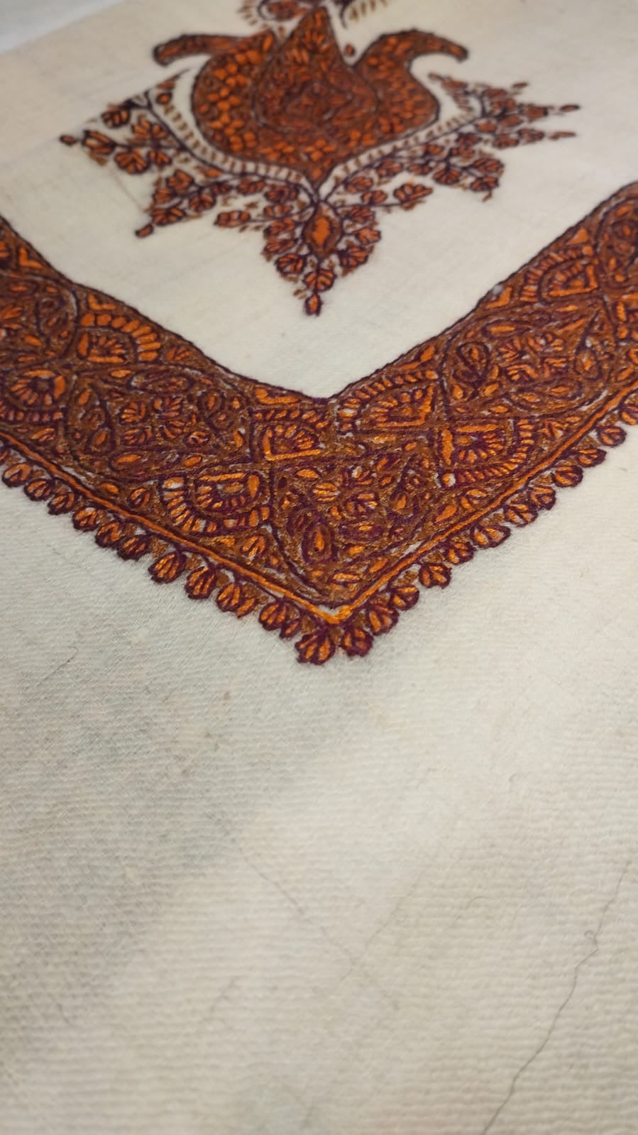 Close-up of the Dallah Kashmiri pashmina ghutra corner motif and sozni border