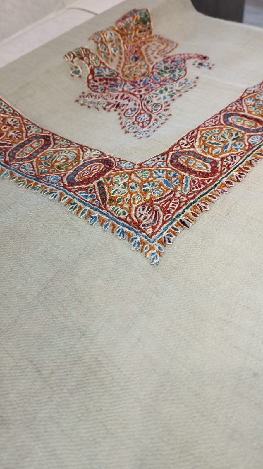 Close-up of the Kanz Kashmiri pashmina ghutra corner motif and sozni border