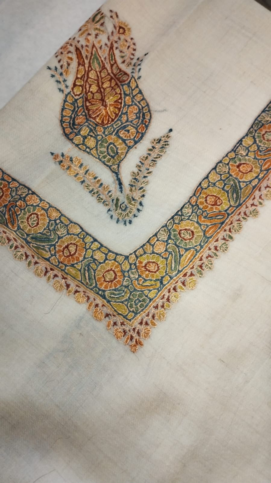 Sundus Kashmiri pashmina ghutra corner seen on the diagonal, the border meeting in a point below the motif