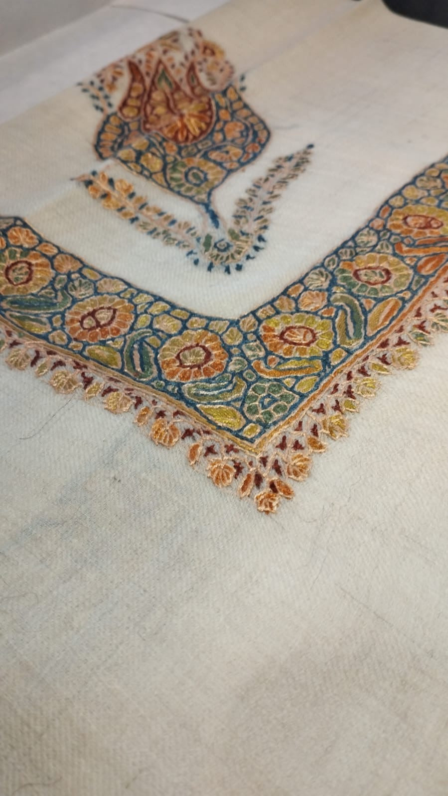 Close-up of the Sundus Kashmiri pashmina ghutra corner motif and sozni border
