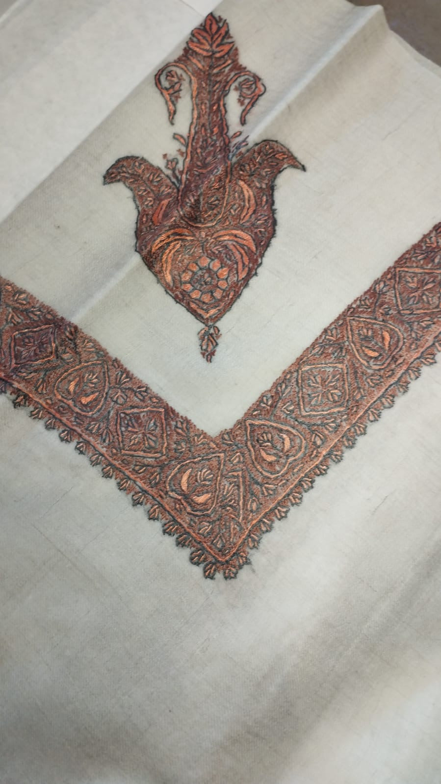 Bakhoor Kashmiri pashmina ghutra corner seen on the diagonal, the border meeting in a point below the motif