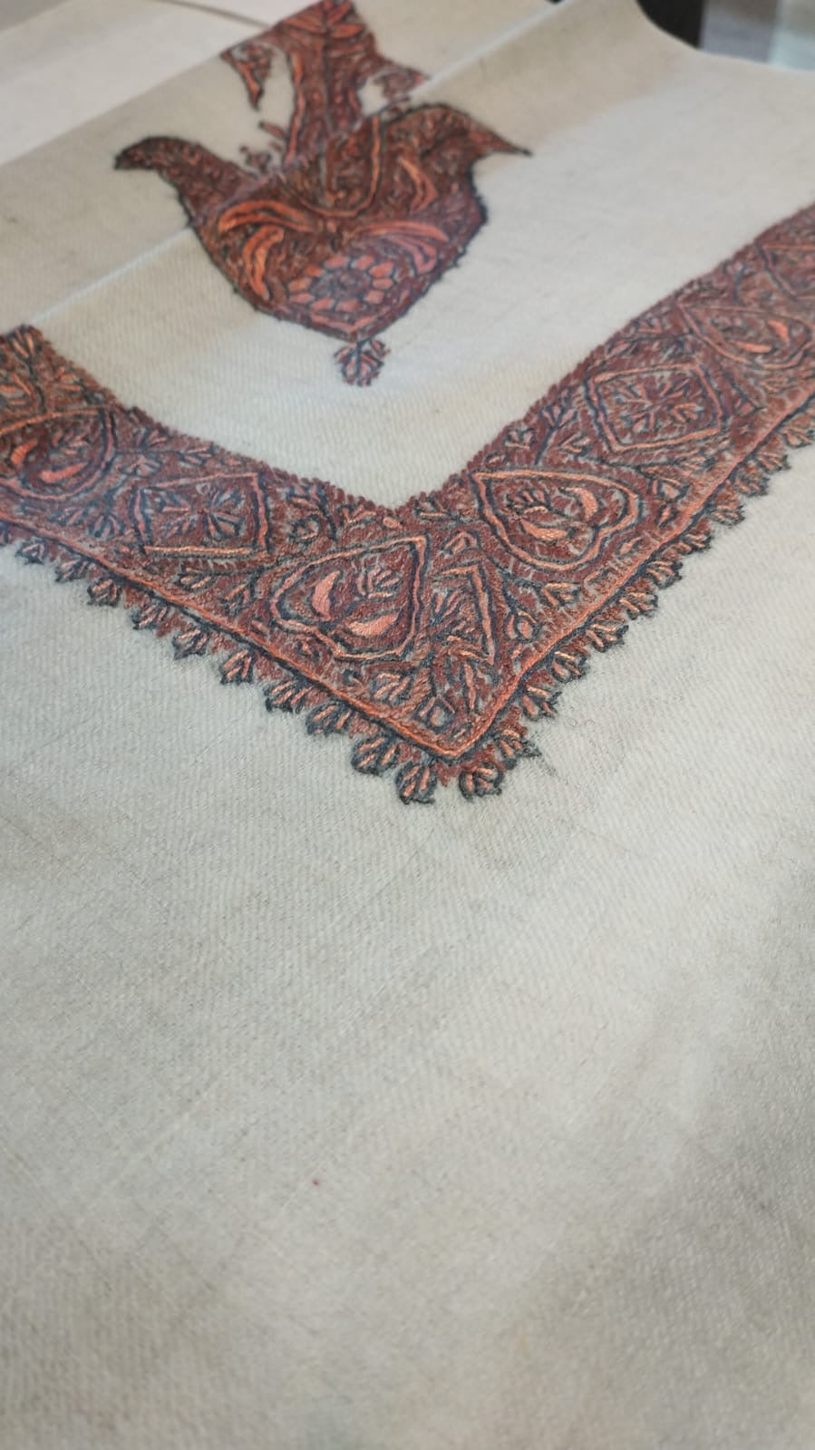 Close-up of the Bakhoor Kashmiri pashmina ghutra corner motif and sozni border