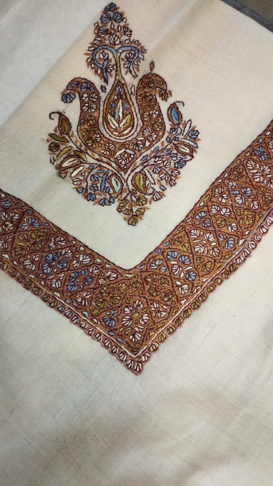 Kastana Kashmiri pashmina ghutra corner seen on the diagonal, the border meeting in a point below the motif