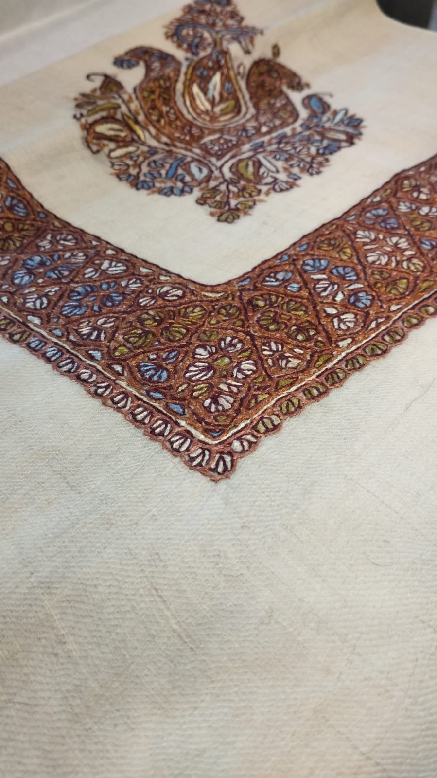 Close-up of the Kastana Kashmiri pashmina ghutra corner motif and sozni border