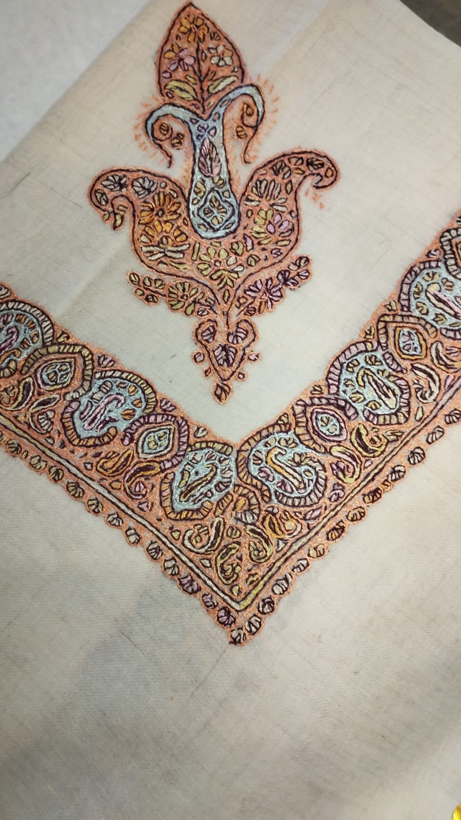 Shamam Kashmiri pashmina ghutra corner seen on the diagonal, the border meeting in a point below the motif