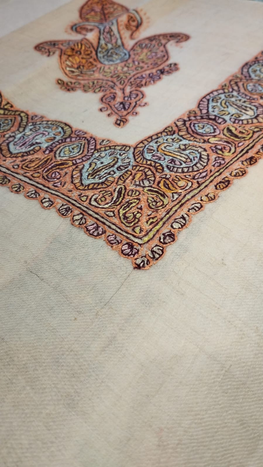 Close-up of the Shamam Kashmiri pashmina ghutra corner motif and sozni border
