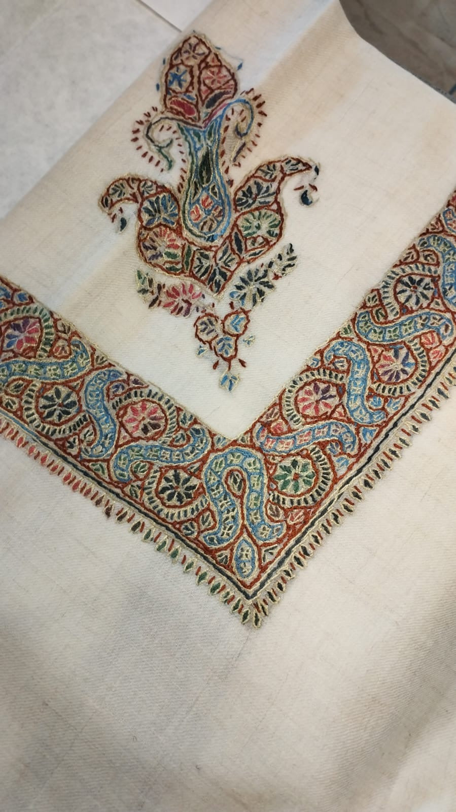 Karm Kashmiri pashmina ghutra corner seen on the diagonal, the border meeting in a point below the motif