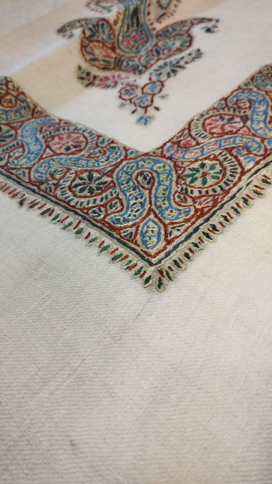 Close-up of the Karm Kashmiri pashmina ghutra corner motif and sozni border