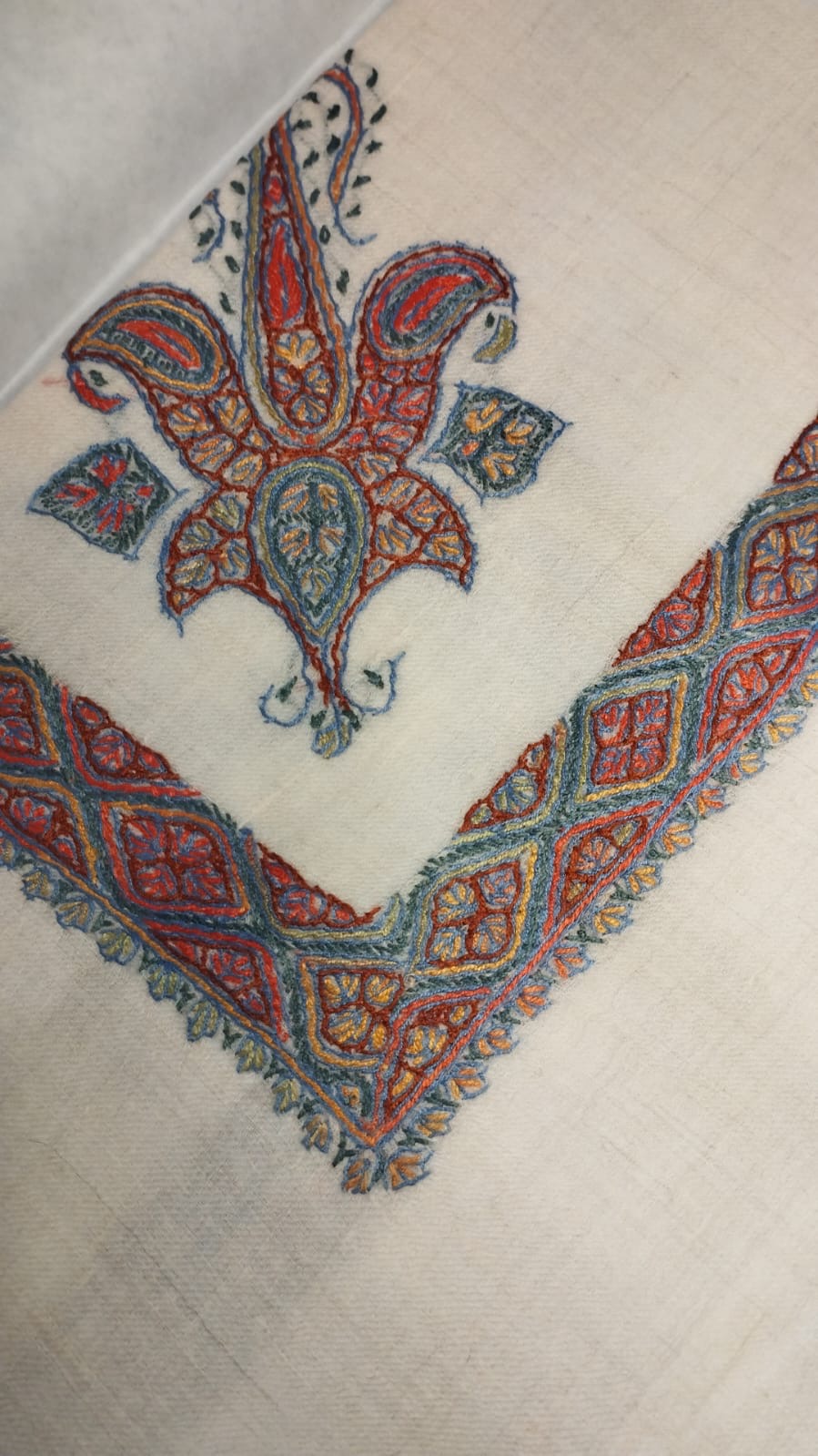 Bayraq Kashmiri pashmina ghutra corner seen on the diagonal, the border meeting in a point below the motif