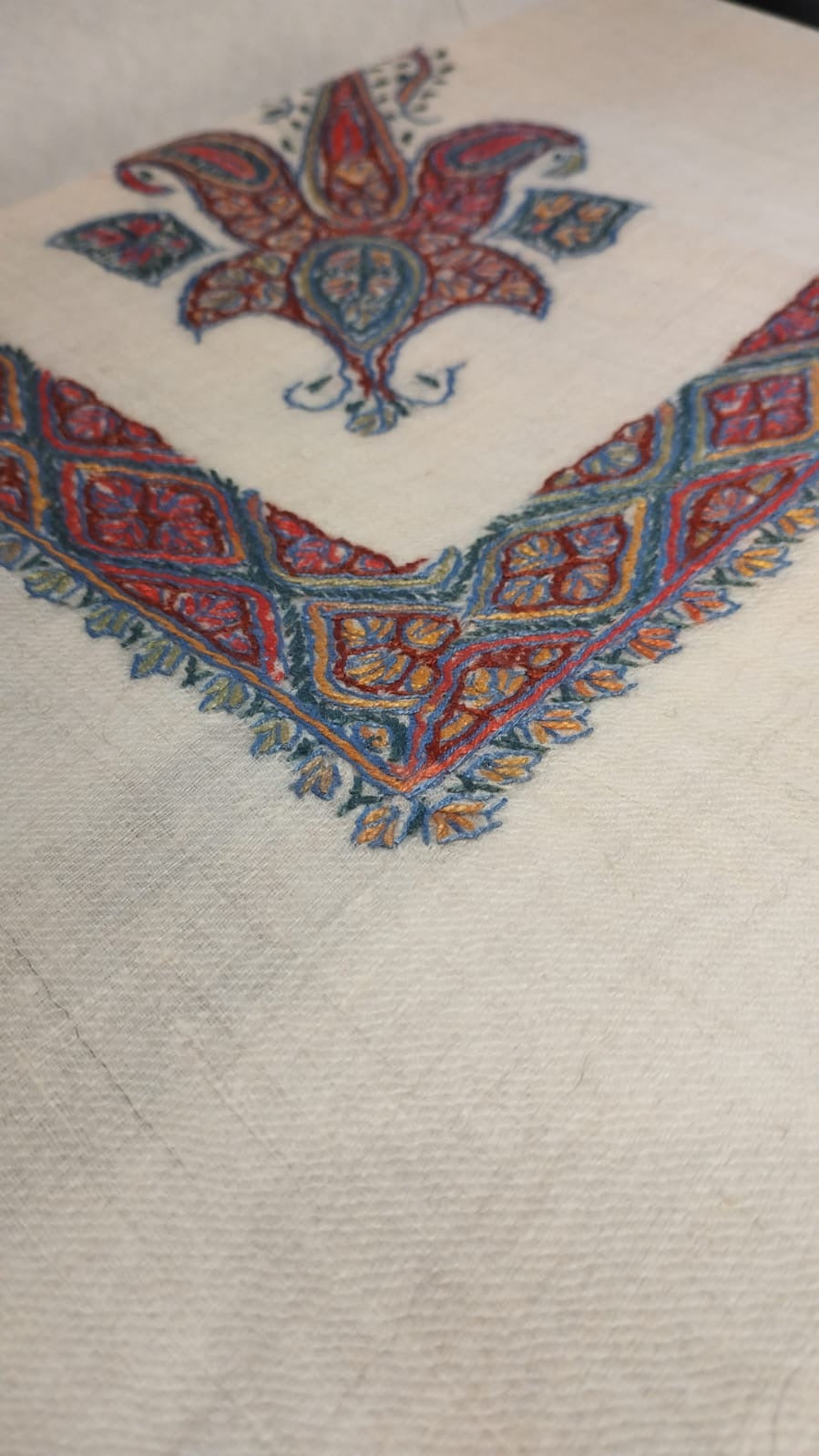 Close-up of the Bayraq Kashmiri pashmina ghutra corner motif and sozni border