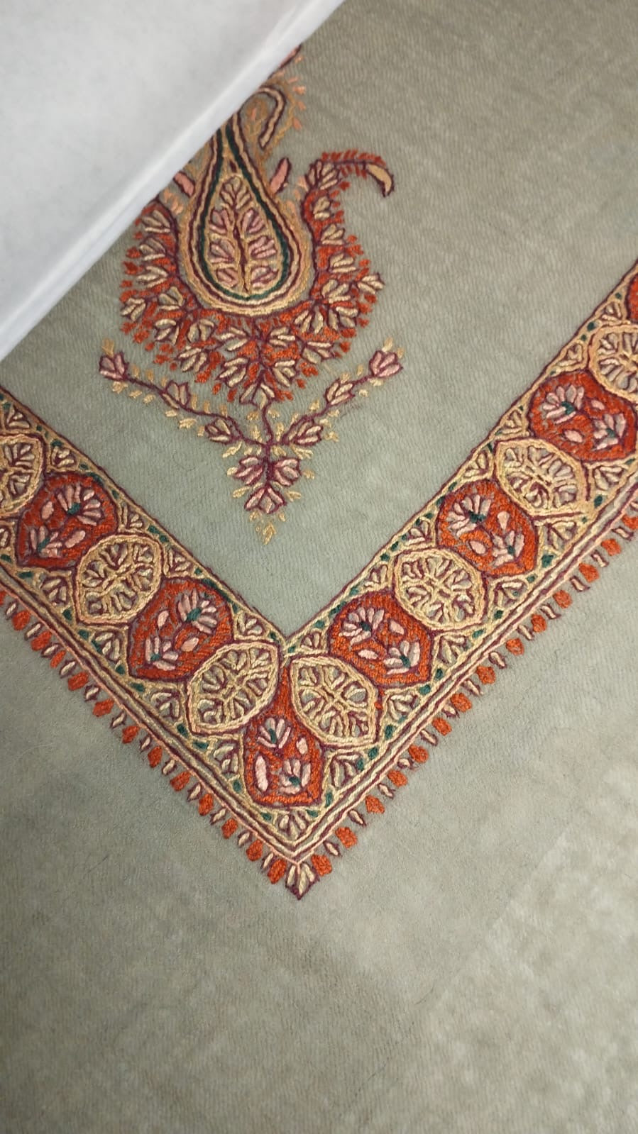 Ghaf Kashmiri pashmina ghutra corner seen on the diagonal, the border meeting in a point below the motif