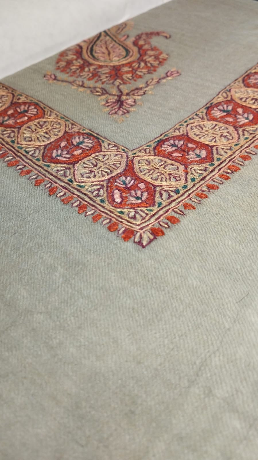Close-up of the Ghaf Kashmiri pashmina ghutra corner motif and sozni border