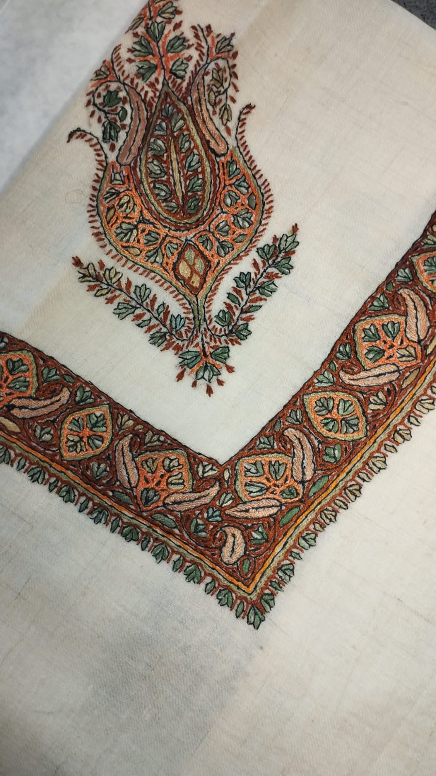 Oud Kashmiri pashmina ghutra corner seen on the diagonal, the border meeting in a point below the motif