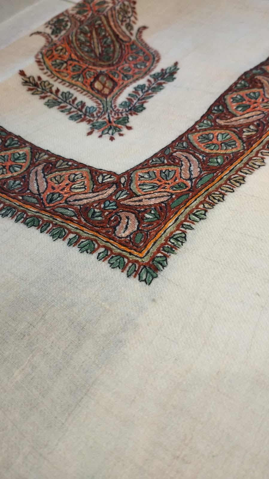 Close-up of the Oud Kashmiri pashmina ghutra corner motif and sozni border