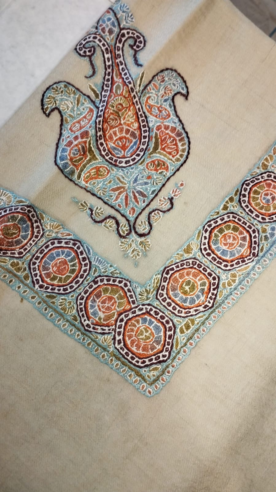 Kawkab Kashmiri pashmina ghutra corner seen on the diagonal, the border meeting in a point below the motif