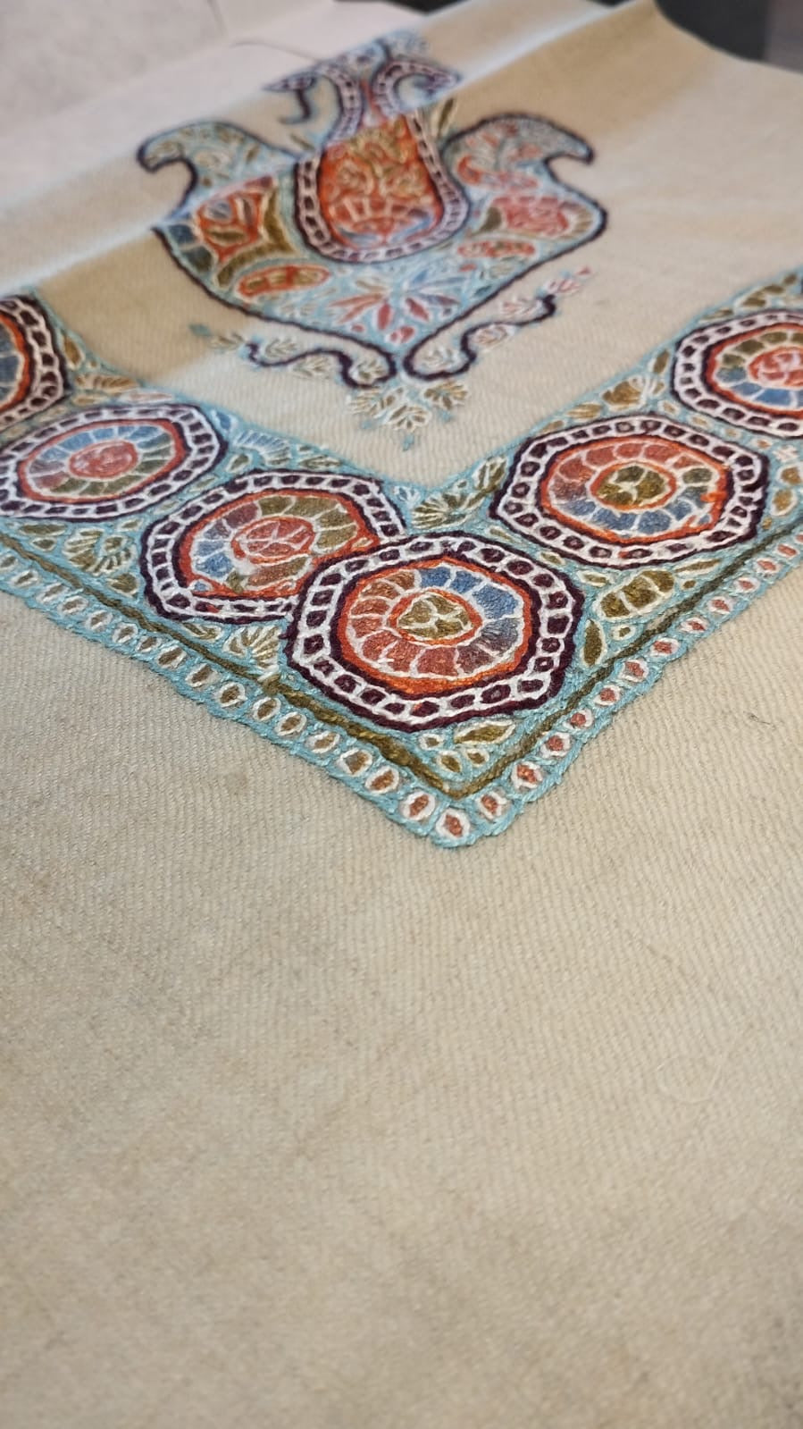 Close-up of the Kawkab Kashmiri pashmina ghutra corner motif and sozni border