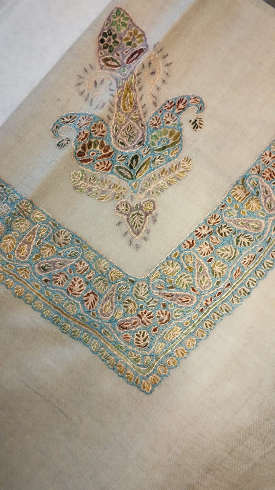 Ghaim Kashmiri pashmina ghutra corner seen on the diagonal, the border meeting in a point below the motif