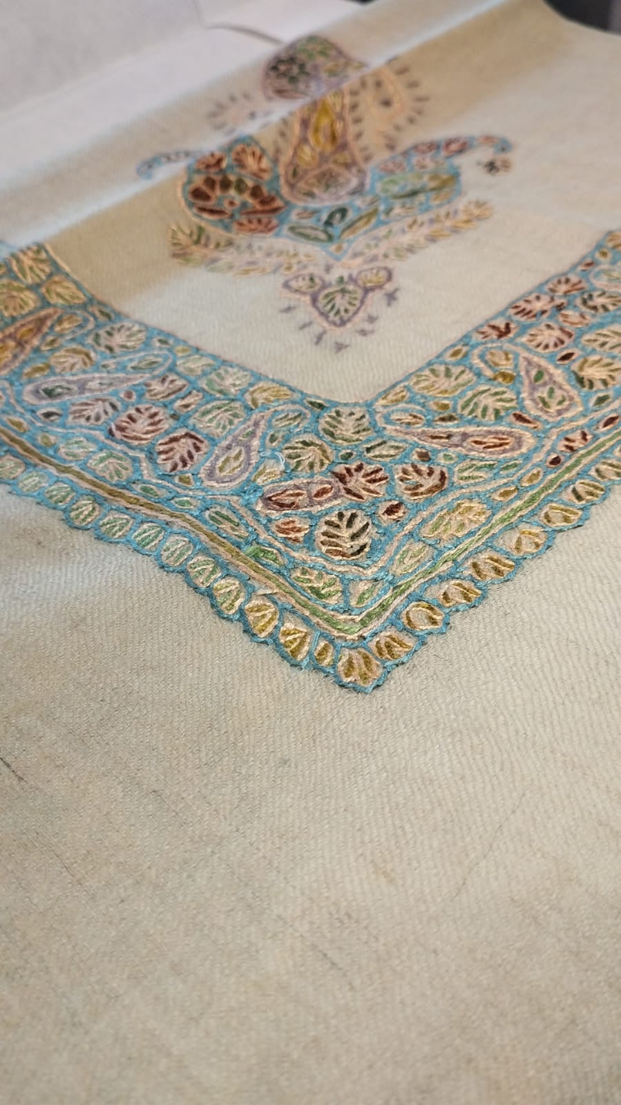 Close-up of the Ghaim Kashmiri pashmina ghutra corner motif and sozni border