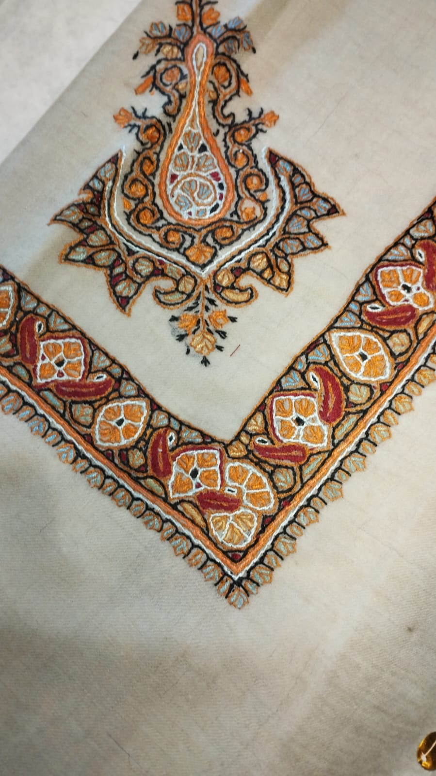 Nimr Kashmiri pashmina ghutra corner seen on the diagonal, the border meeting in a point below the motif
