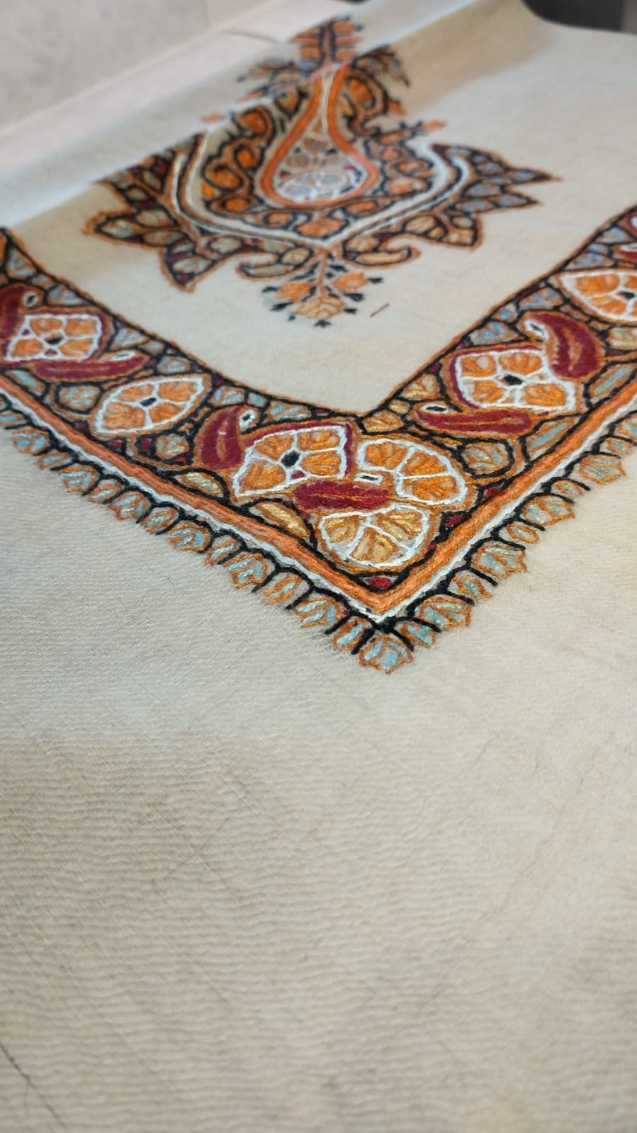 Close-up of the Nimr Kashmiri pashmina ghutra corner motif and sozni border