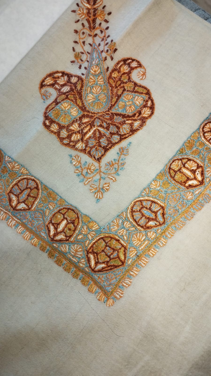 Finjan Kashmiri pashmina ghutra corner seen on the diagonal, the border meeting in a point below the motif