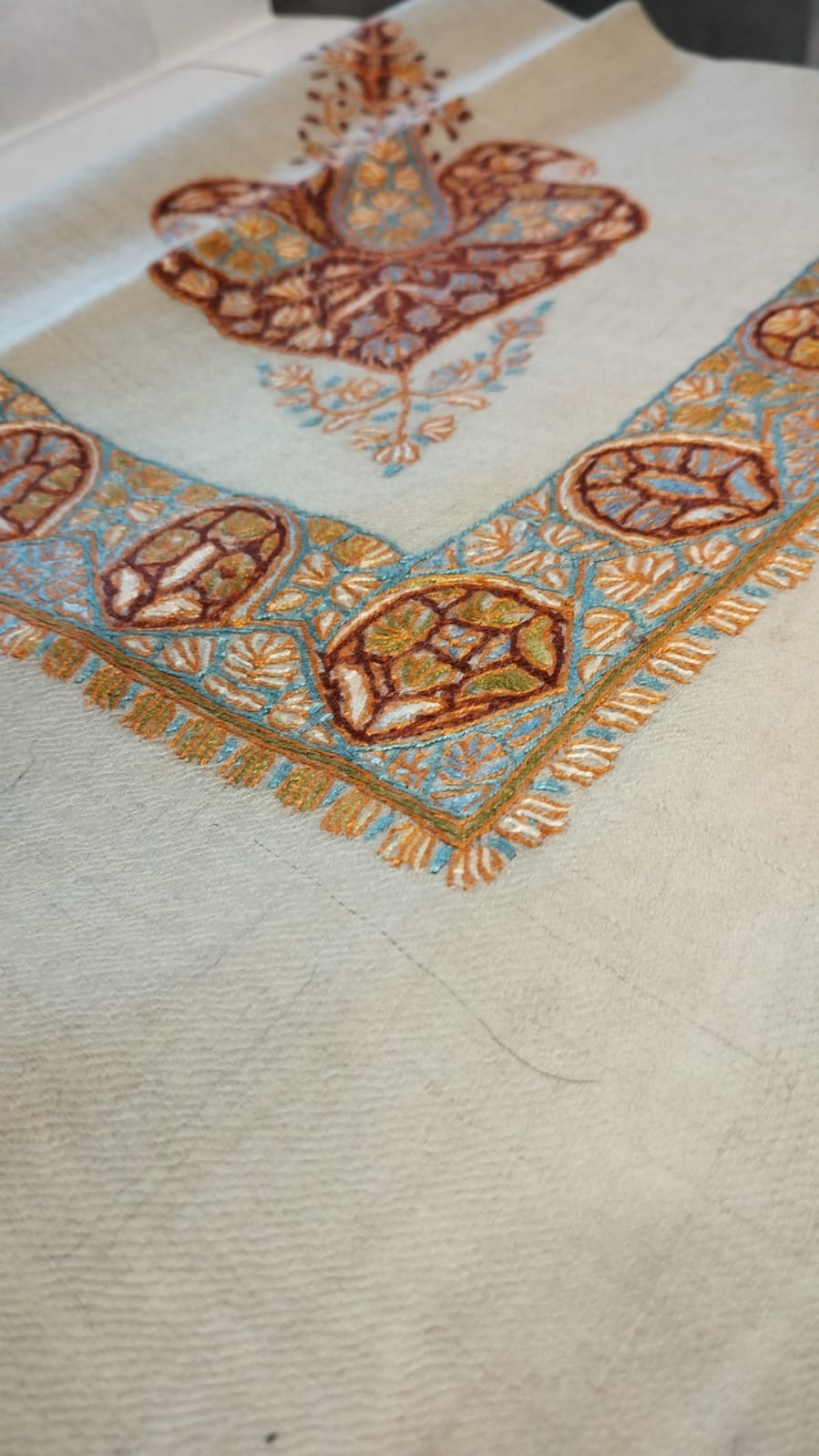 Close-up of the Finjan Kashmiri pashmina ghutra corner motif and sozni border
