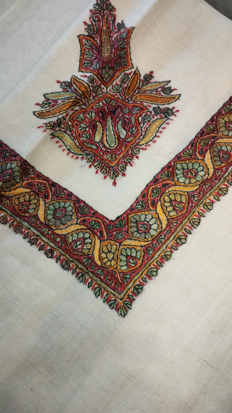 Abqari Kashmiri pashmina ghutra corner seen on the diagonal, the border meeting in a point below the motif