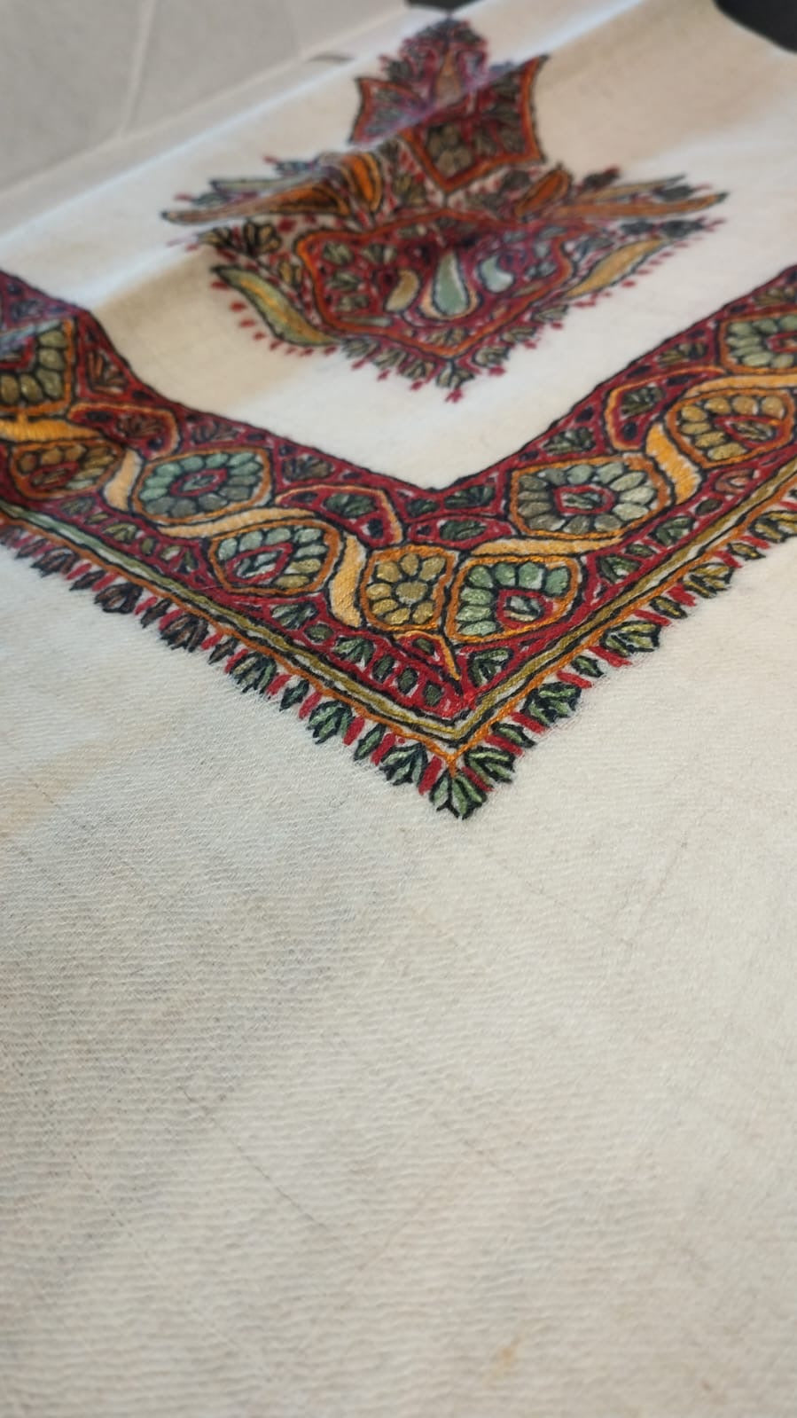 Close-up of the Abqari Kashmiri pashmina ghutra corner motif and sozni border