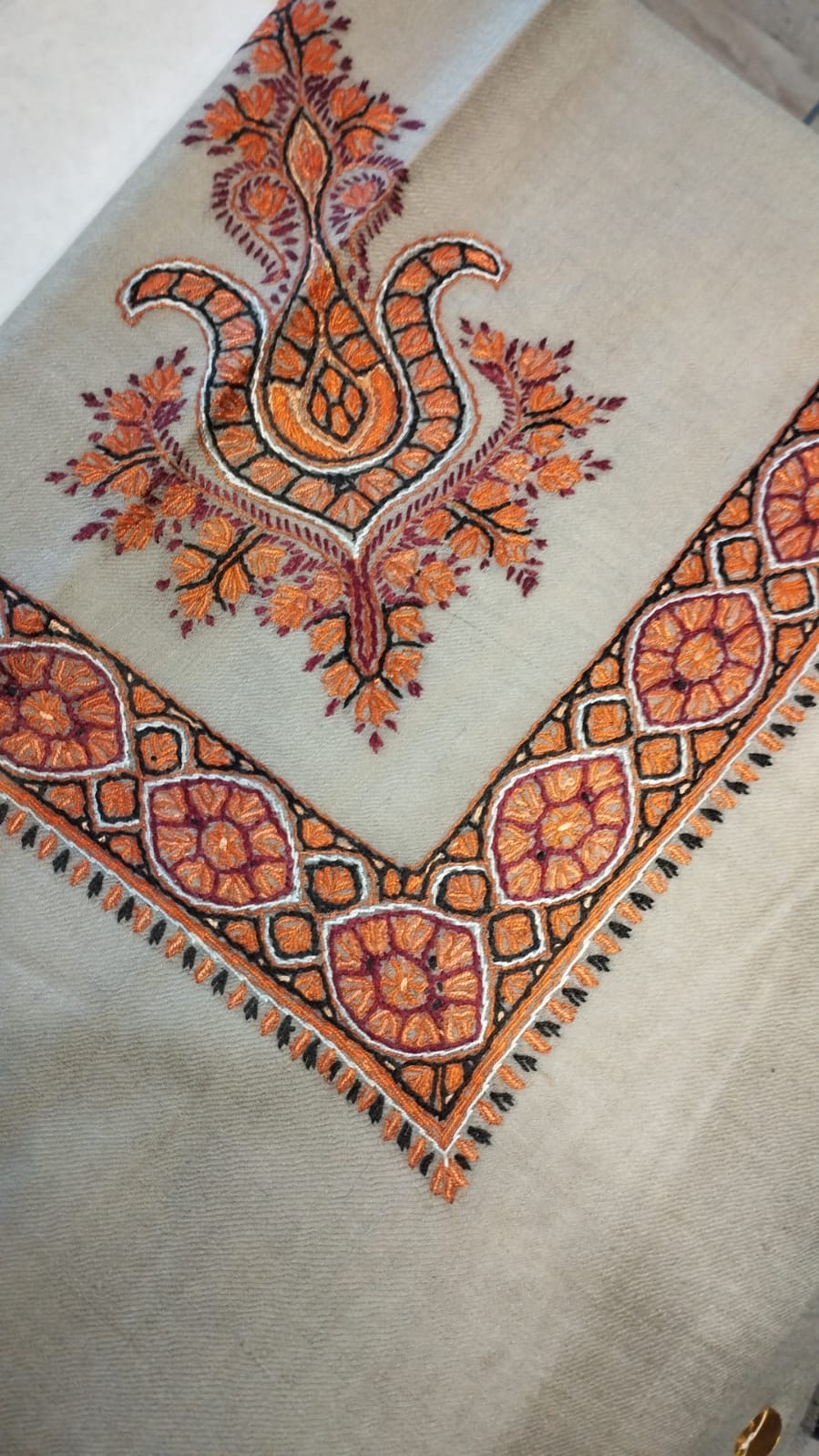Fanous Kashmiri pashmina ghutra corner seen on the diagonal, the border meeting in a point below the motif