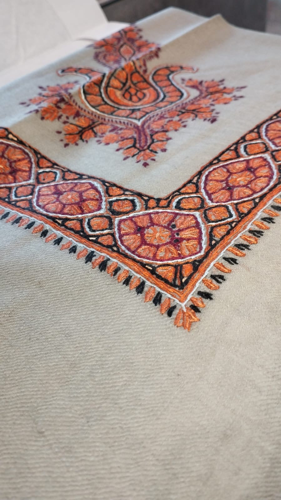Close-up of the Fanous Kashmiri pashmina ghutra corner motif and sozni border