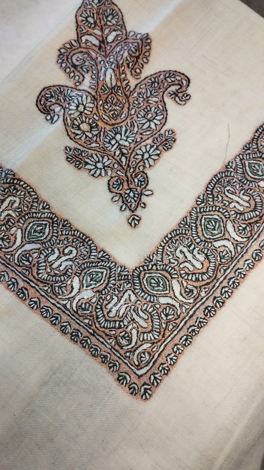 Ablaq Kashmiri pashmina ghutra corner seen on the diagonal, the border meeting in a point below the motif