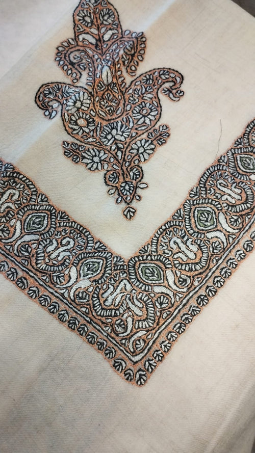 Ablaq Kashmiri pashmina ghutra corner seen on the diagonal, the border meeting in a point below the motif