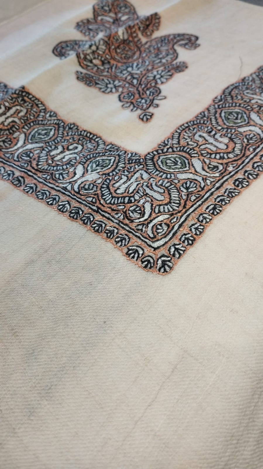 Close-up of the Ablaq Kashmiri pashmina ghutra corner motif and sozni border