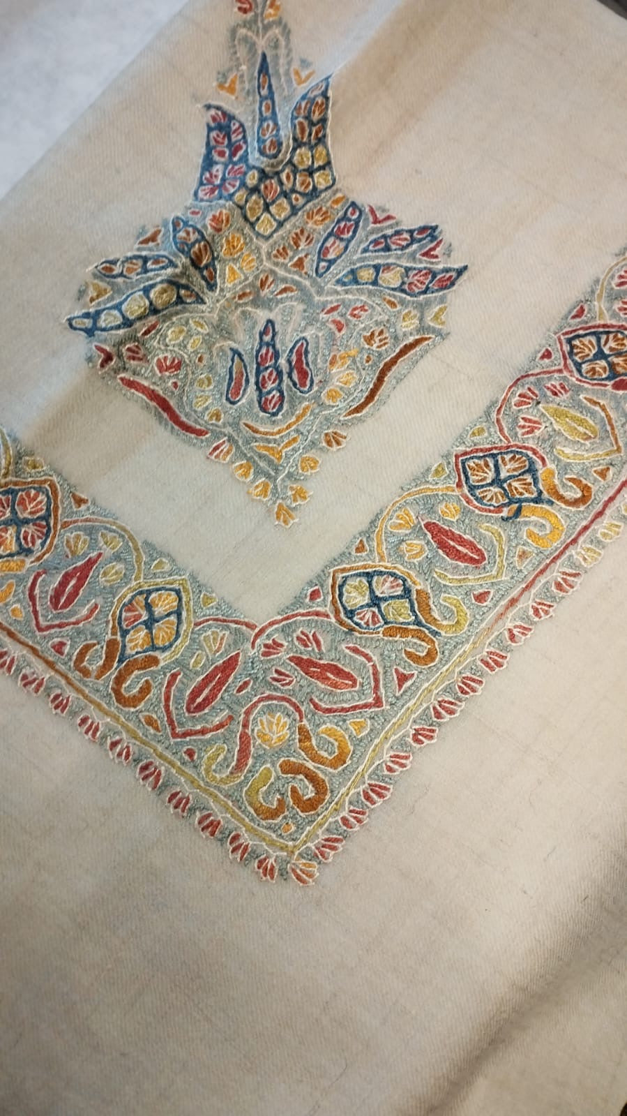 Nasim Kashmiri pashmina ghutra corner seen on the diagonal, the border meeting in a point below the motif