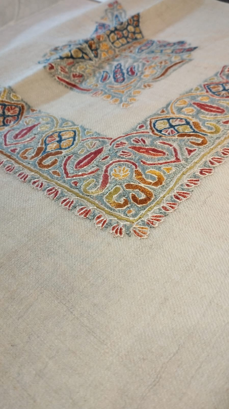 Close-up of the Nasim Kashmiri pashmina ghutra corner motif and sozni border
