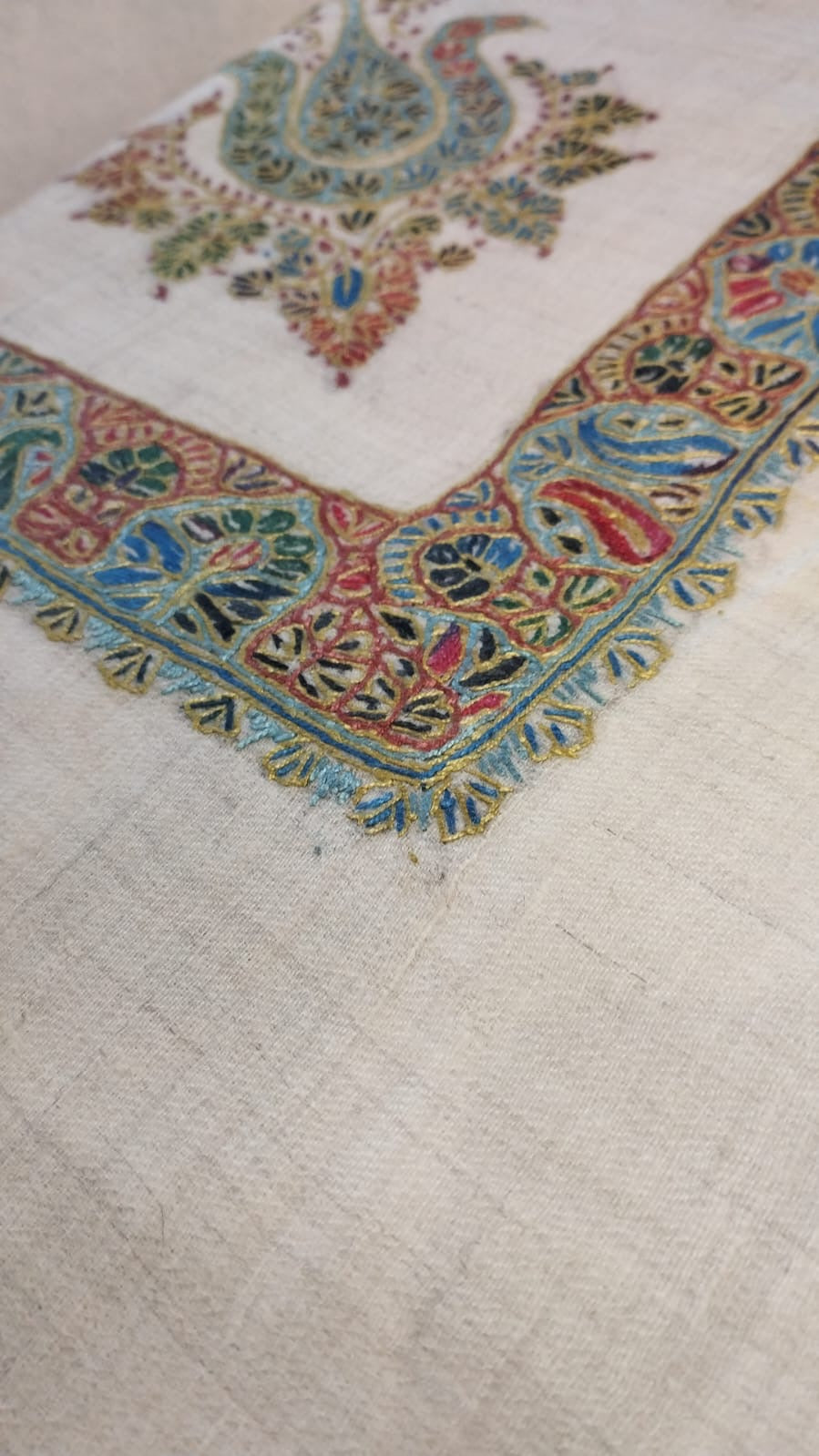 Close-up of the Fustuq Kashmiri pashmina ghutra corner motif and sozni border