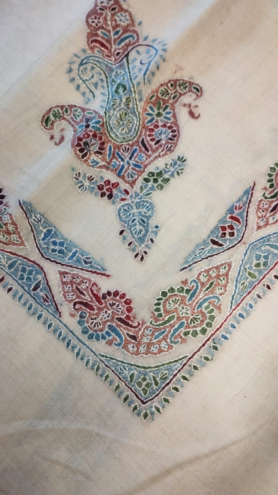 Tiraz Kashmiri pashmina ghutra corner seen on the diagonal, the border meeting in a point below the motif