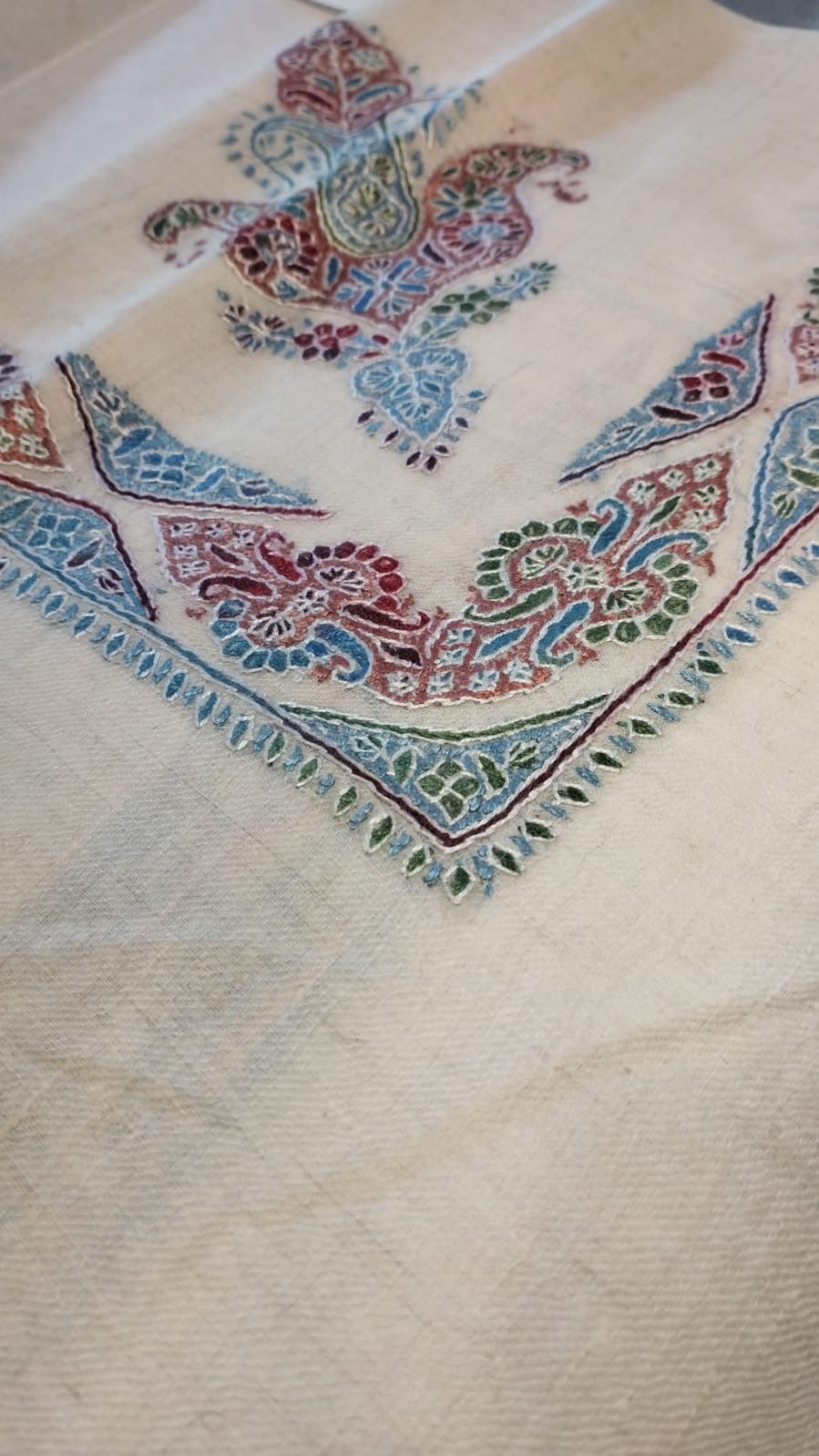 Close-up of the Tiraz Kashmiri pashmina ghutra corner motif and sozni border